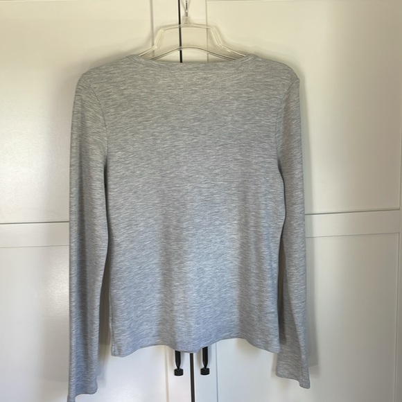 American Eagle V-neck button Henley. Worn two times. Like new condition! - Picture 4 of 4